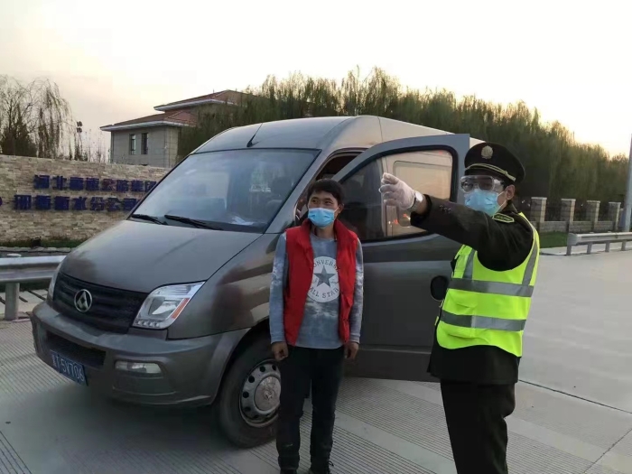 衡水西站为迷路司机指路被赞“活地图”