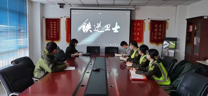 大麻森收费站和庞家村养护工区联合党支部组织开展观影《铁道卫士》活动1 大麻森收费站和庞家村养护工区联合党支部组织开展观影《铁道卫士》活动1