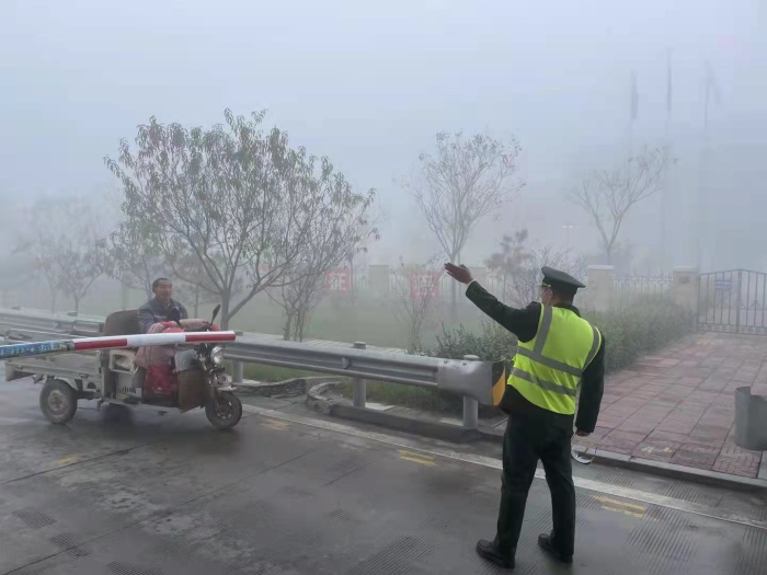 老人迷途上高速 劝返指引回家路