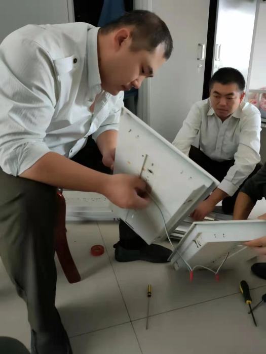 大麻森收费站更换发暗顶灯,提升职工的寝室环境1 大麻森收费站更换发暗顶灯,提升职工的寝室环境1