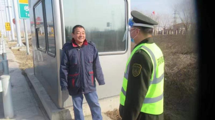 冀州西收费站：及时劝阻行人，确保道路运输安全