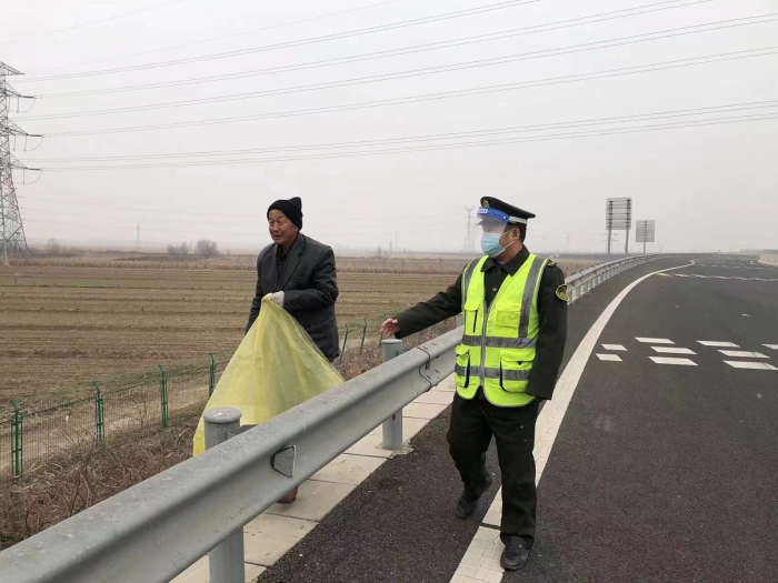 冀州西收费站:耐心劝阻拾荒老人 全力保障行车安全2 冀州西收费站:耐心劝阻拾荒老人 全力保障行车安全2