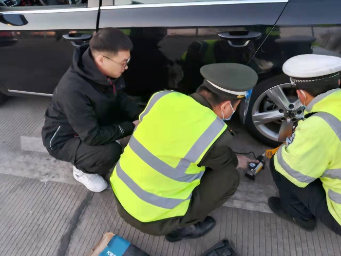 冀州南收费站：我为群众办实事，积极救助被困司机1