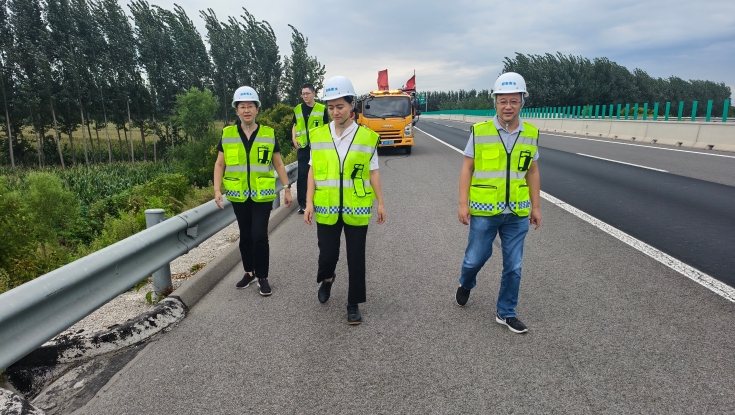 邢衡衡水分公司纪委书记李秀珍到“国检”交安设施排查整治包保路段和养护施工现场进行督导检查