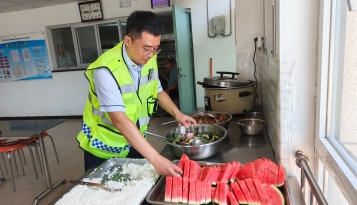 冀州南收费站多举措积极应对高温天气